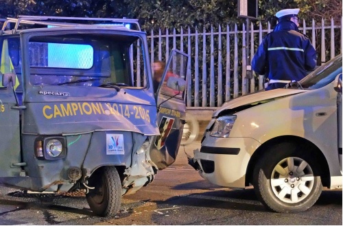 Settimo, scontro frontale in via Regio Parco: illesi i due conducenti