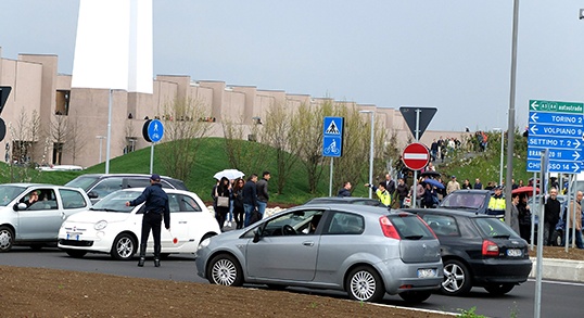 Tutti in coda per l’Outlet, traffico in tilt