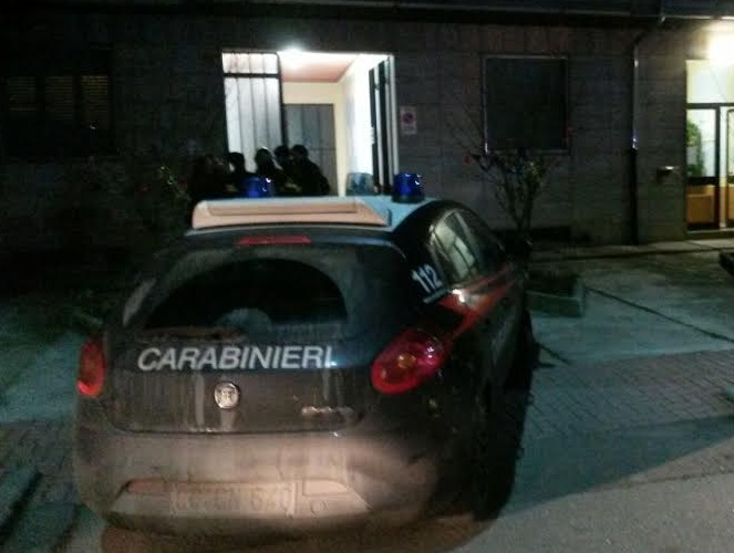 Ubriaco dà di matto e insulta i carabinieri