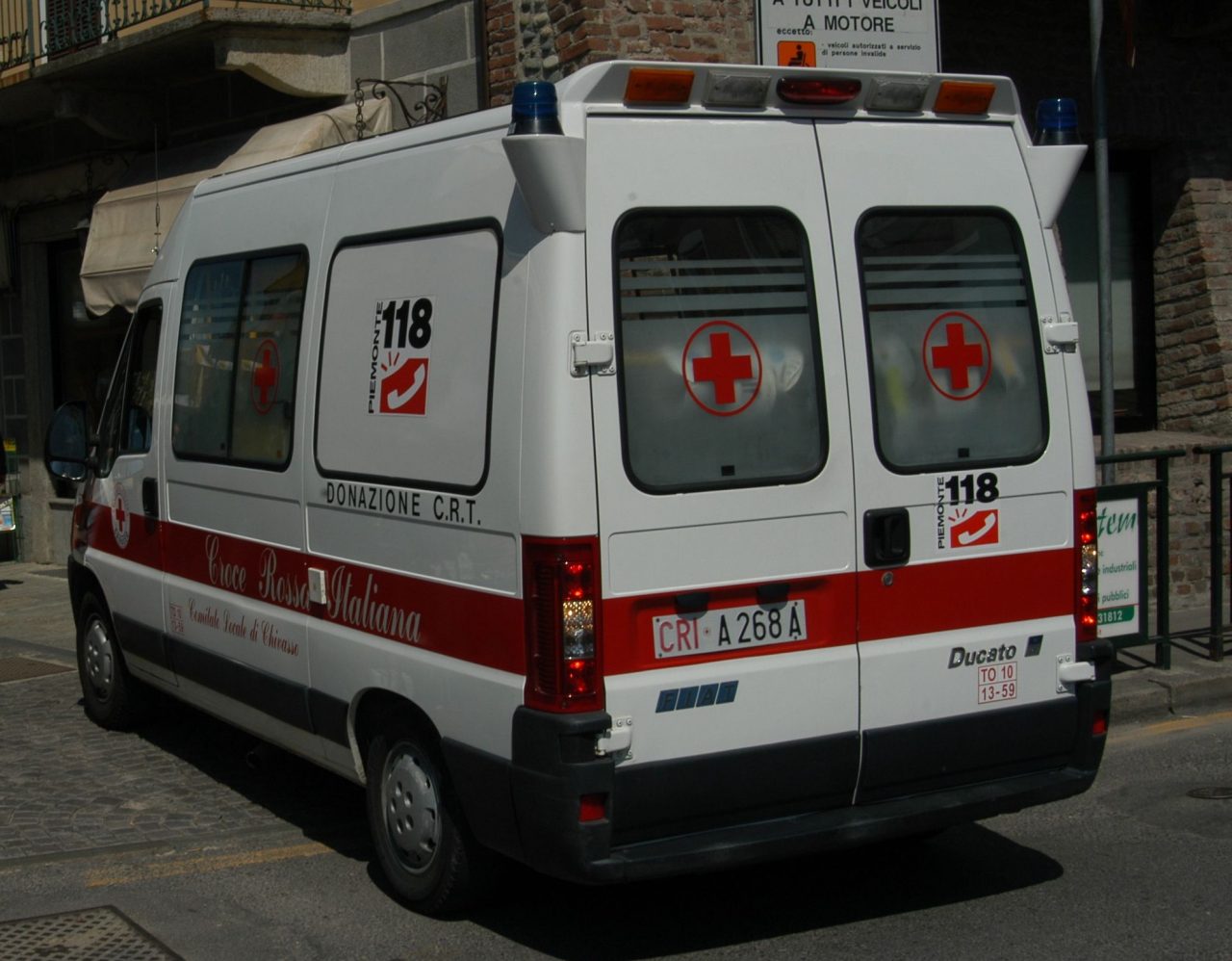 Una fiaccolata per la donna accoltellata dal marito
