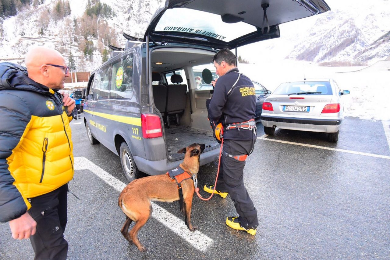 Valanga: tre morti e venti feriti