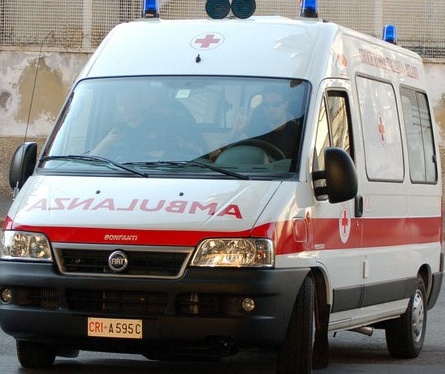Venaria, investito da un camion della raccolta rifiuti, rischia di perdere le gambe