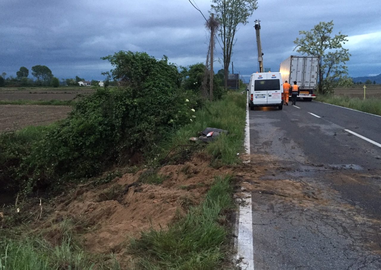 Crescentino, Tir esce di strada  sulla 31 bis del Monferrato
