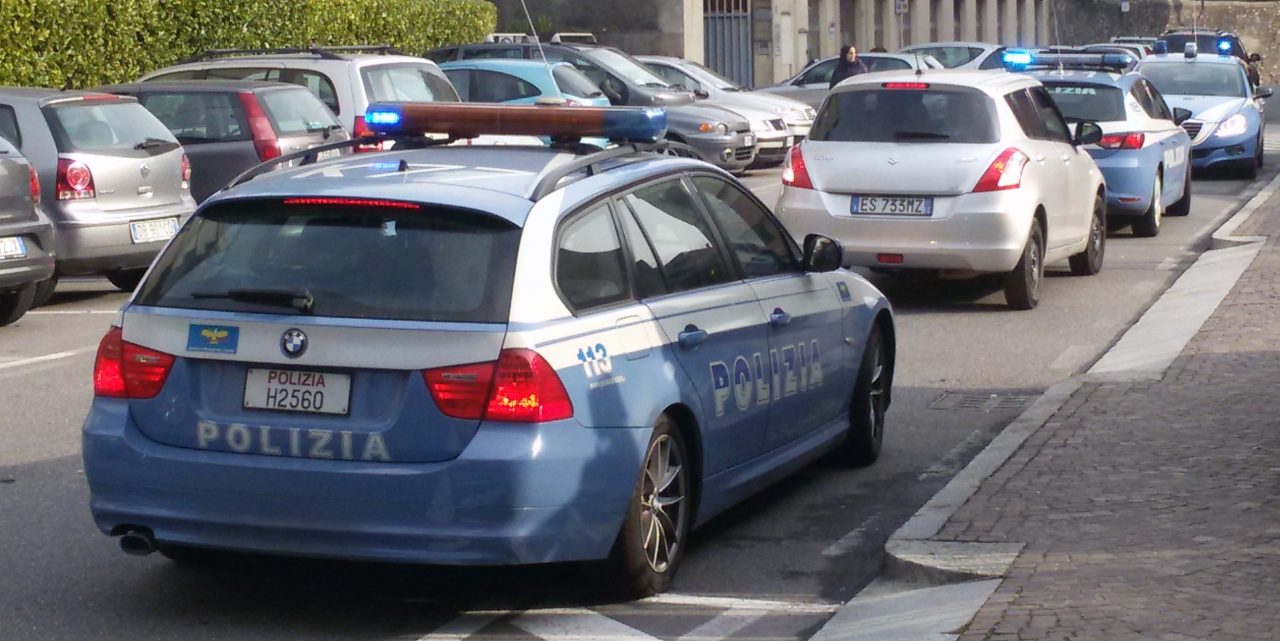 Dopo aver investito una bimba si rifugia dalla polizia per sfuggire alla folla