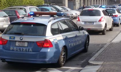 Dopo aver investito una bimba si rifugia dalla polizia per sfuggire alla folla