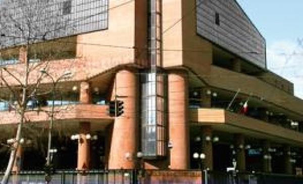 Ha abusato di una studentessa 13enne: uomo alla sbarra