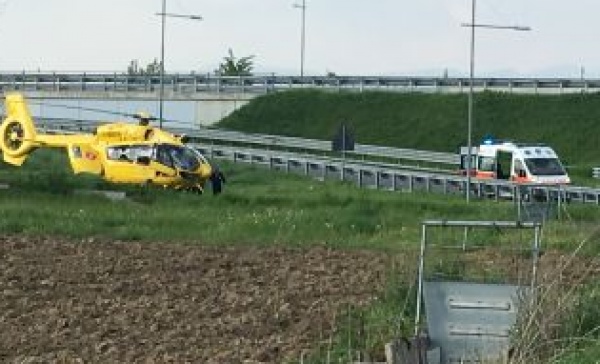 Papà e figlia si schiantano in moto, lei è grave