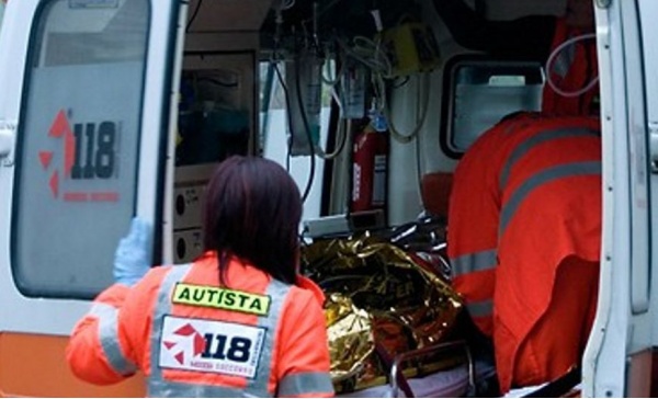 Salta con l’asta e batte la testa: è gravissimo