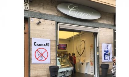 Torino, Vanchiglietta: bandiere contro il Barattolo esposte dal Comitato CarcaNo