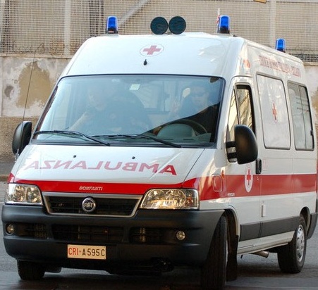 Violento scontro tra due auto: si cercano testimoni