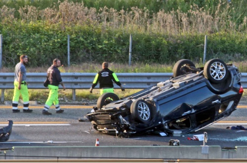 Auto ribaltata in autostrada, un ferito e traffico nel caos