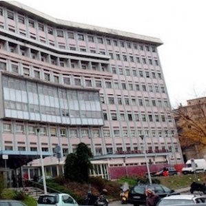 Bimbo di 8 anni cade dalla minimoto e muore
