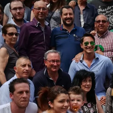 Chivasso, il leader della Lega Salvini tra selfie e saluti