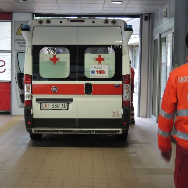 Investe una ragazza e scappa: caccia al pirata della strada