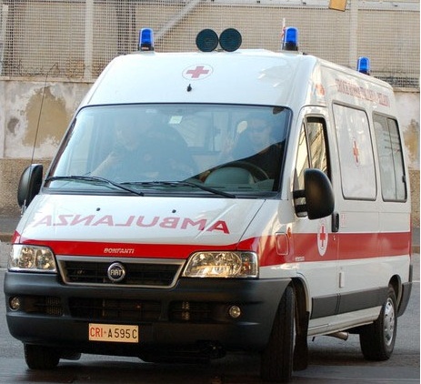 Giovane accoltellato e ferito al cuore