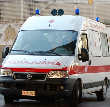 Uomo accoltellato: è caccia all’aggressore