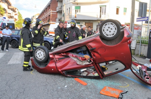Incidente spettacolare all’incrocio: una Fiat 600 si ribalta, un ferito