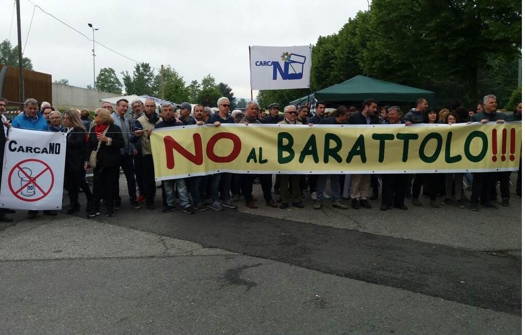 Manifestanti contro il Barattolo