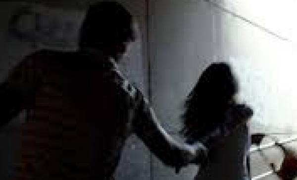 Massacra di botte la fidanzata e la abbandona nel bosco