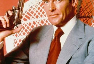 Morto Roger Moore: è stato il terzo James Bond della storia del cinema. Aveva 89 anni