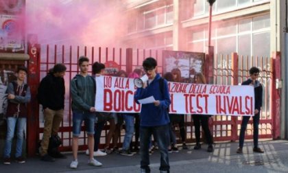 "No ai Test Invalsi, boicottiamoli", gli studenti protestano davanti alle scuole