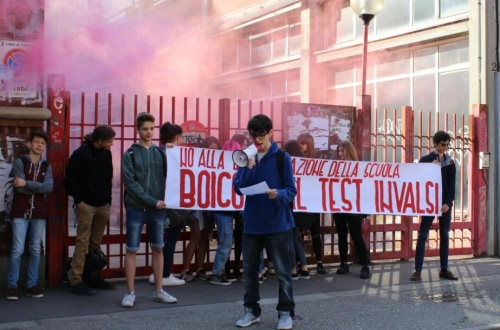 “No ai Test Invalsi, boicottiamoli”, gli studenti protestano davanti alle scuole