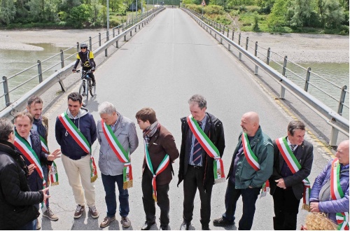 Ponte sul Po, “Vogliamo tempi certi per i lavori”: la protesta dei sindaci con la fascia tricolore