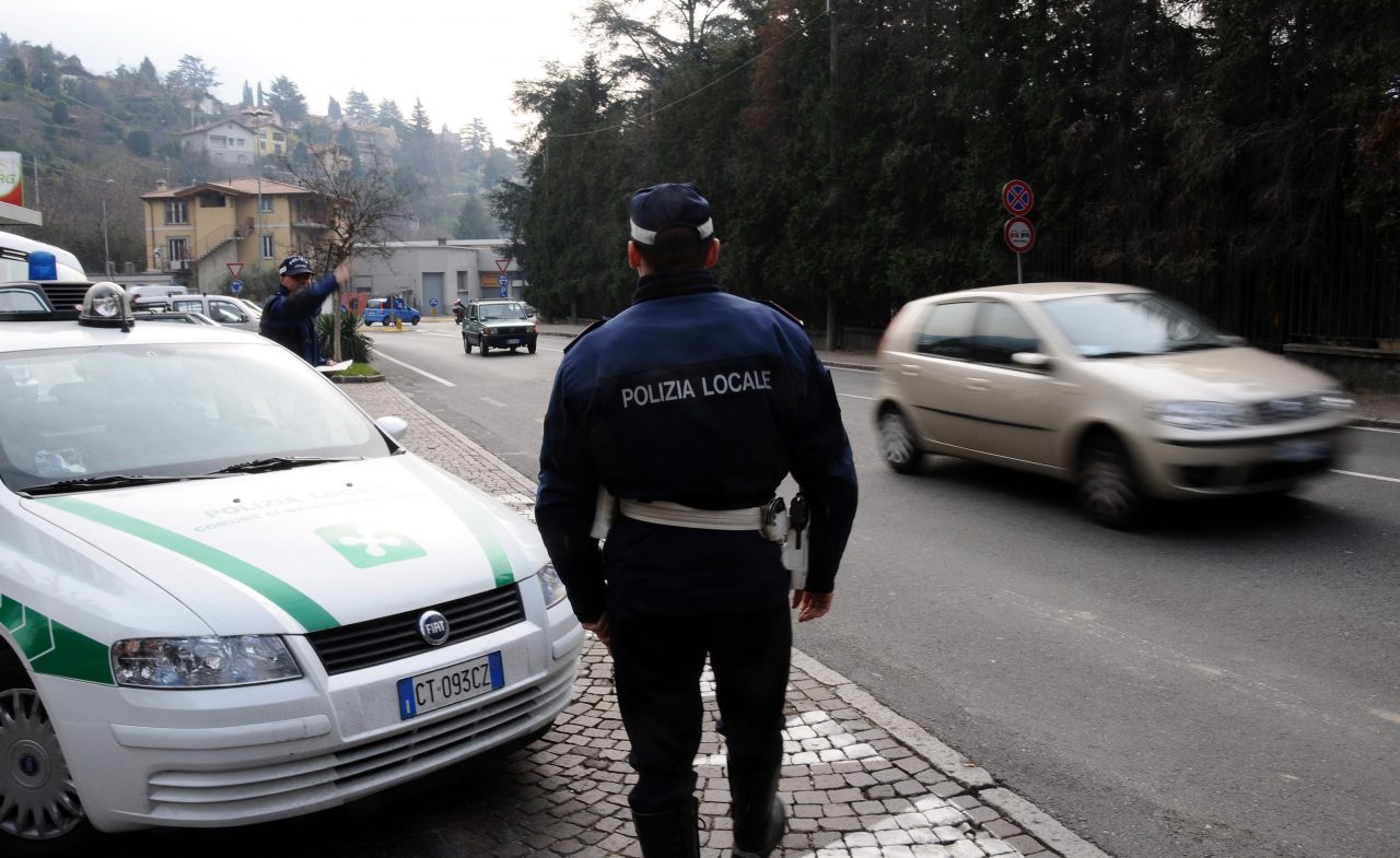 Polizia, «Doveva assumere subito due dipendenti»