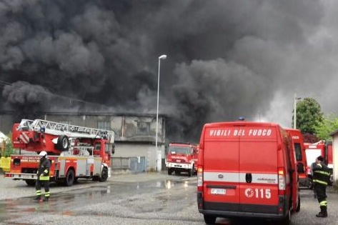Settimo, azienda in fiamme nella zona industriale