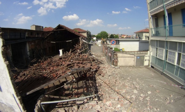 Settimo, crolla il capannone ex Smitit in centro città