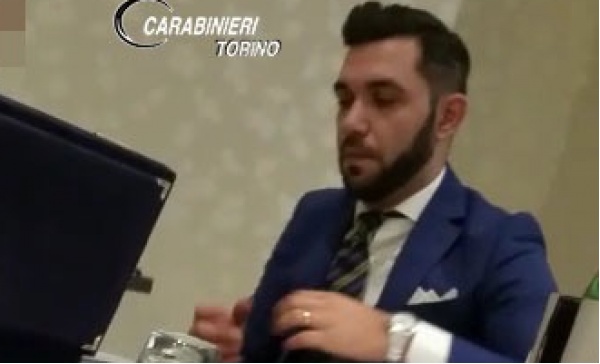 Si finge esperto di gioielli e rapina un orafo. Arrestato truffatore seriale
