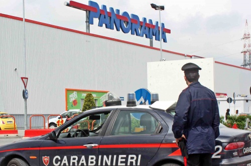 Sputi e graffi in faccia ai carabinieri: arrestata al Panorama