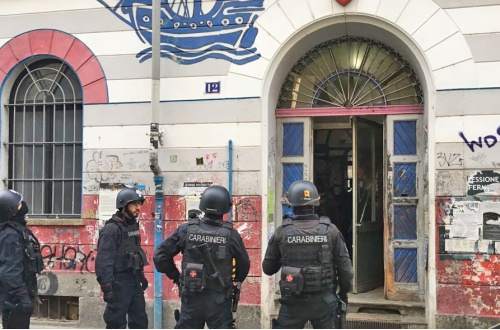 Torino, “Sequestrarono” tre pattuglie: blitz dei carabinieri al centro sociale Asilo Occupato