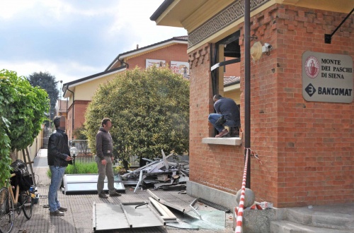 Torna a colpire la banda dei bancomat, fanno esplodere uno sportello a Venaria