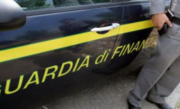 Un ufficio trasformato in dormitori minuscoli e merce pericolosa: denunciato imprenditore