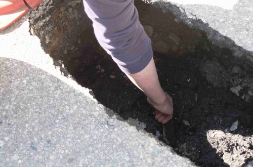 Una “voragine” in via Rio San Gallo. Sotto l’asfalto, il nulla