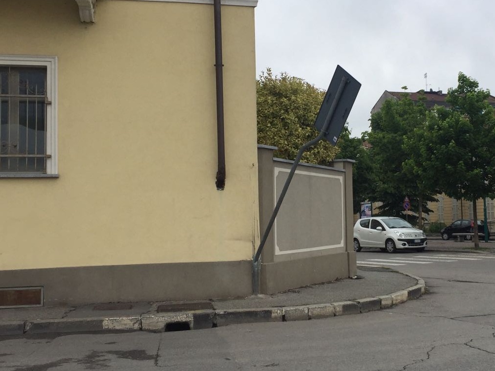 Vandali a Chivasso: piegato un cartello stradale