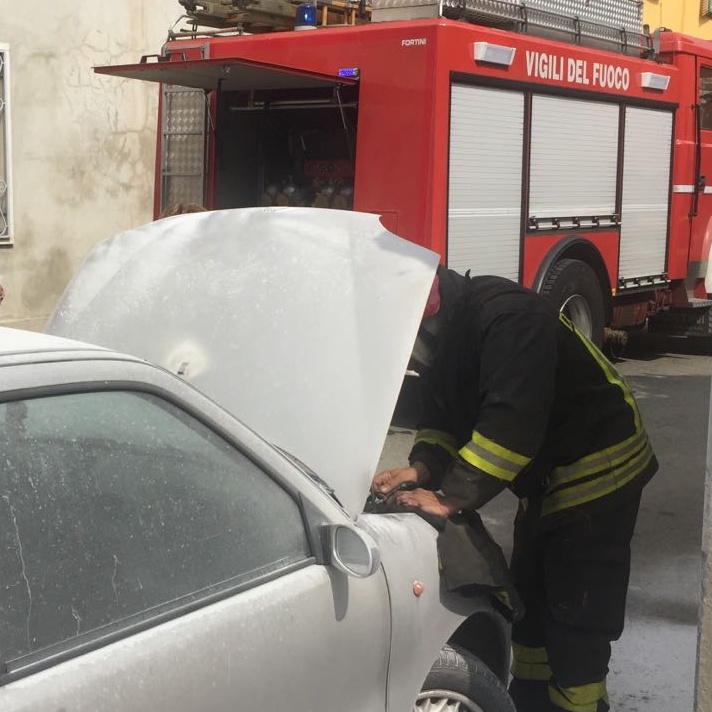 Verolengo, auto in fiamme in centro