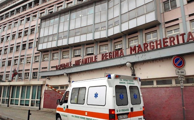 Bimbo rischia di annegare in piscina: è gravissimo