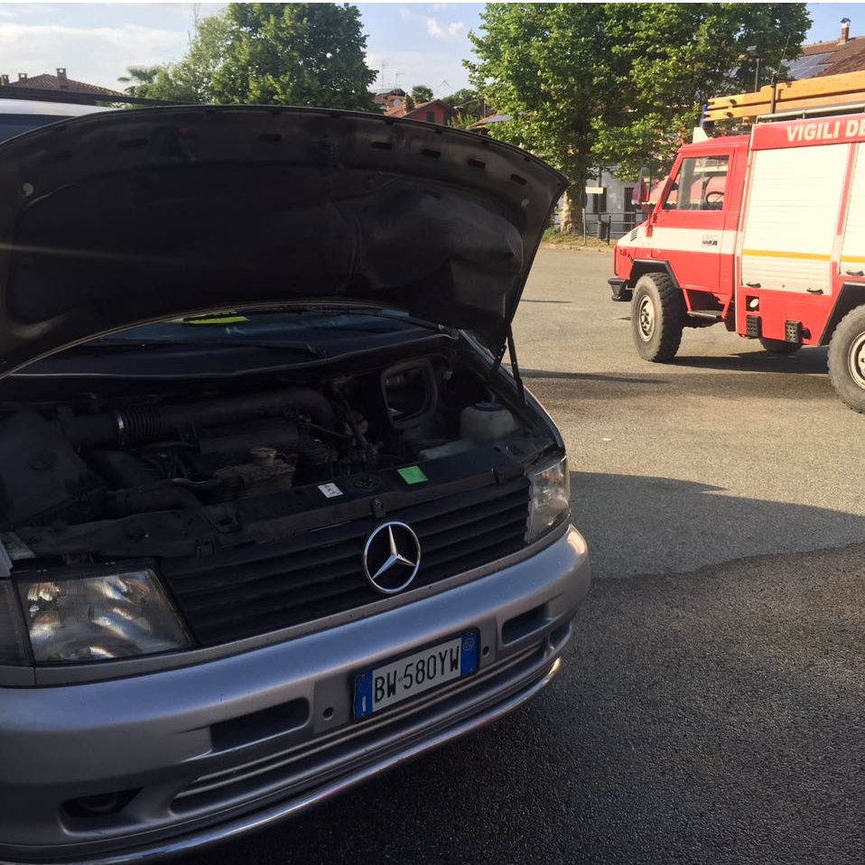 Brozolo, auto prende fuoco: nessun ferito