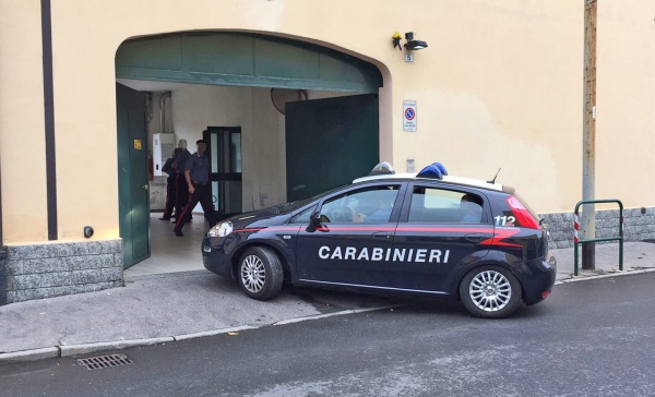 Spacca il tettuccio di una macchina per rubare le chiavi di casa IL VIDEO