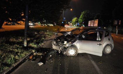 Con l'auto contro un palo della luce: 43enne grave