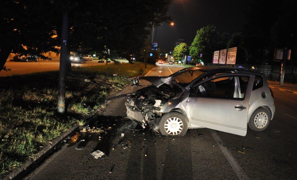 Con l’auto contro un palo della luce: 43enne grave