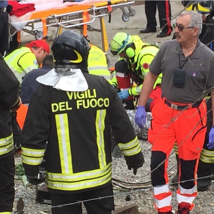 Esce di strada e finisce nel cortile di una casa: muore un ambulante