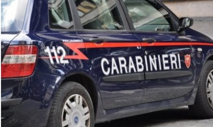 Giovane schiaccia auto contro un muro: muore il conducente