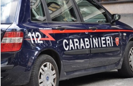 Giovane schiaccia auto contro un muro: muore il conducente