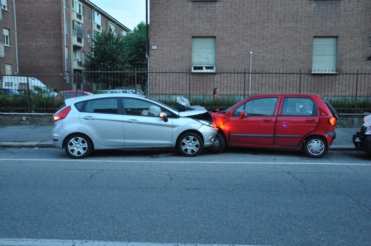 Perde il controllo della vettura e urta tre auto in sosta: l’uomo muore in ospedale