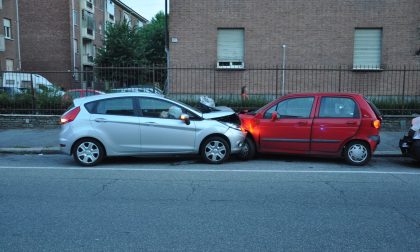 Perde il controllo della vettura e urta tre auto in sosta: l'uomo muore in ospedale