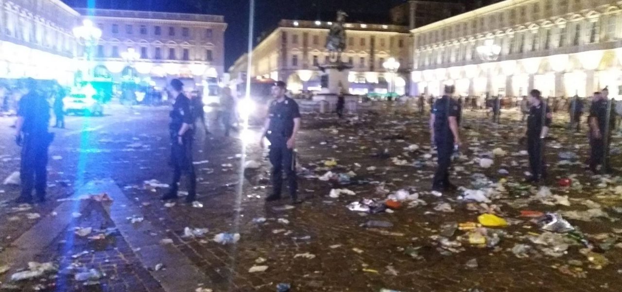 Caos piazza San Carlo causato da rapinatori con lo spray otto persone in manette