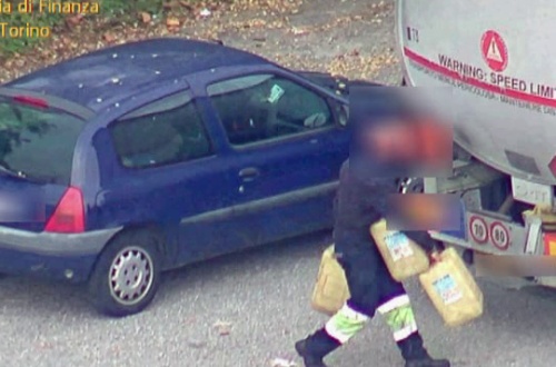 Rubavano il carburante dalle cisterne e lo rivendevano: nel mirino anche un deposito di Volpiano (il video)